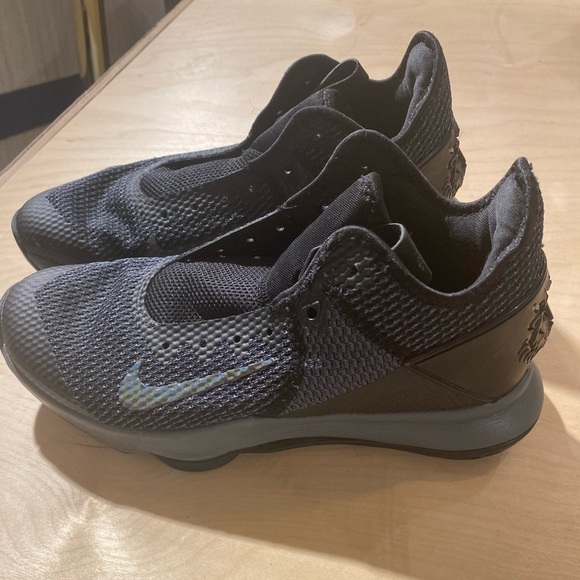 NIKE Sneakers size 9.5 (Needs Shoe Strings) (KU) - Picture 5 of 16